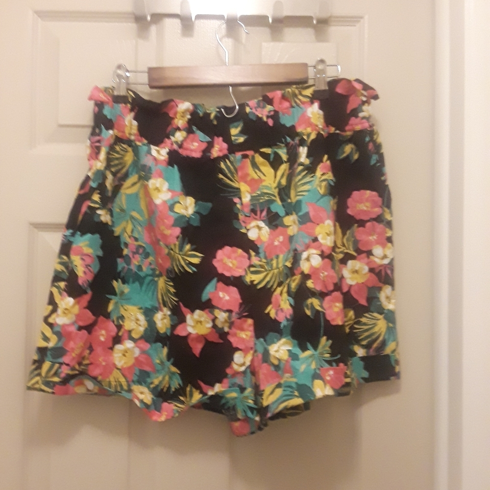 Express Black Floral High Waist Shorts - Picture 3 of 4
